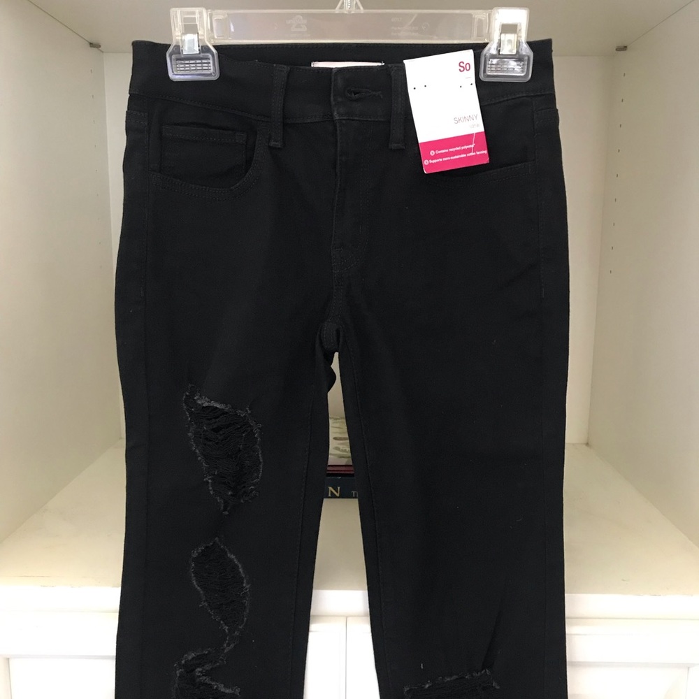 SO, SKINNY 1/25w, black pants.